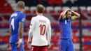 Kapten Inggris, Harry Kane, tampak kecewa usai ditaklukkan Denmark pada laga UEFA Nations League di Stadion Wembley, Kamis (15/10/2020). Denmark menang dengan skor 1-0. (Toby Melville/Pool via AP)