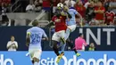 Duel Romelu Lukaku dan pemain Manchester City, Nicolas Otamendi (kanan) pada laga International Champions Club di NRG Stadium, Houston, (20/7/2017). MU menang 2-0. (AFP/Aaron M. Sprecher)