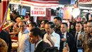 Disela-sela kunjungannya, Presiden Jokowi didampingi Perdana Menteri Malaysia Anwar mengunjungi pasar basah Chow Kit yang populer di Kuala Lumpur. (AFP/Mohd Rasfan)