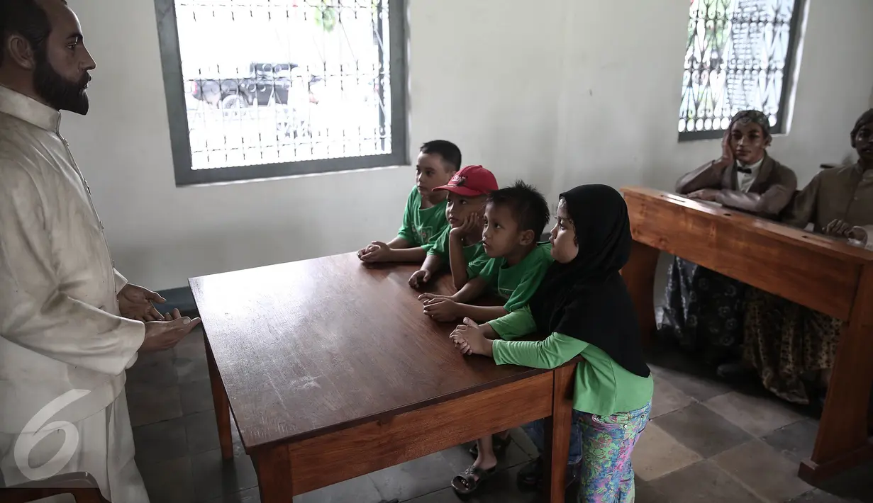 Sejumlah murid TK Kurcacil Jakarta Utara melihat dirama sejarah di Museum Kebangkitan Nasional, Jumat (20/5). Hari Kebangkitan Nasional yang diperingati hari ini merupakan refleksi mengenang masa memperjuangkan kemerdekaan. (Liputan6.com/Faizal Fanani)