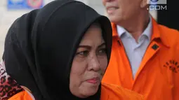 Tersangka mantan anggota DPRD Sumut  Tiaisah Ritonga tiba di Gedung KPK, Jakarta, Jumat (26/10). Tiaisah akan menandatangani perpanjangan penahanan terkait dugaan suap. (Merdeka.com/Dwi Narwoko)