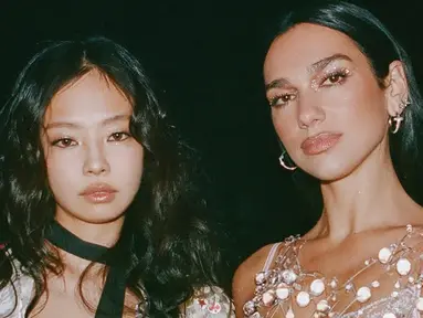 Kehadiran Dua Lipa dalam video musik ‘Handlebars’ semakin menambah daya tarik lagu yang dirilis pada 11 Maret 2025. Foto-foto di balik layar pembuatan video musik lagu tersebut menunjukkan keakraban Jennie dan Dua Lipa yang luar biasa. (Liputan6.com/IG/@dualipa)