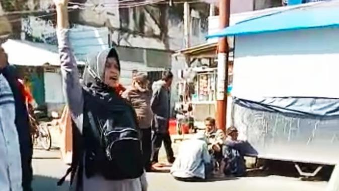 Tolak PPKM Darurat, Emak-Emak PKL Pengkolan Garut Adang Mobil Satgas - Vimarsana News