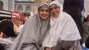 Najwa Shihab saat mengenakan mukena saat di Tanah Suci ini banjir pujian dari netizen. Banyak warganet terpesona dengan menawannya Najwa Shihab. Terlebih saat Nana tersenyum manis yang menunjukkan raut wajah tenang dan bahagia bisa beribadah di Tanah Suci. (Liputan6.com/IG/najwashihab)