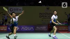 Pebulu tangkis ganda putra Indonesia Sabar Karyaman/Moh Reza Pahlevi Isfahani mengembalikan kok ke arah Lee Jhe-Huei/Yang Po-Hsuan (Taiwan) pada babak perempat final Indonesia Open 2024 di Istora Gelora Bung Karno, Senayan, Jakarta, Jumat (7/6/2024). (Liputan6.com/Herman Zakharia)