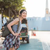 Seorang perempuan sedang berlibur di Thailand (Foto Dok: Freepik/tirachardz).