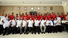 Ketua Umum PBVSI, Imam Sudjarwo (kiri) berbincang bersama pelatih tim voli putra Indonesia Samsul Jais jelang pelepasan di Padepokan Voli, Sentul, Selasa (15/8). Tim voli Indonesia akan berlaga di SEA Games 2017. (Liputan6.com/Helmi Fithriansyah)