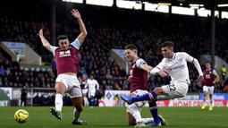 Gelandang Chelsea, Christian Pulisic, berusaha melepaskan tendangan ke gawang Burnley pada laga Premier League di Stadion Turf Moor, Burnley, Sabtu (26/10). Burnley kalah 2-4 dari Chelsea. (AP/Anthony Devlin)
