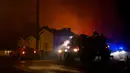 Petugas pemadam kebakaran melindungi rumah-rumah yang terancam oleh kebakaran hutan di Saumos dekat Bordeaux, Prancis barat daya Kebakaran yang berlangsung sejak 12 September 2022 telah menyebar sekitar 1800 hektar vegetasi dan hutan di Saumos dan memaksa evakuasi kota dalam konteks suhu tinggi di Gironde. (AFP/Philippe Lopez)