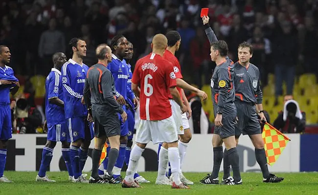Didier Drobga saat menerima kartu merah pada laga final Liga Champions 2008.