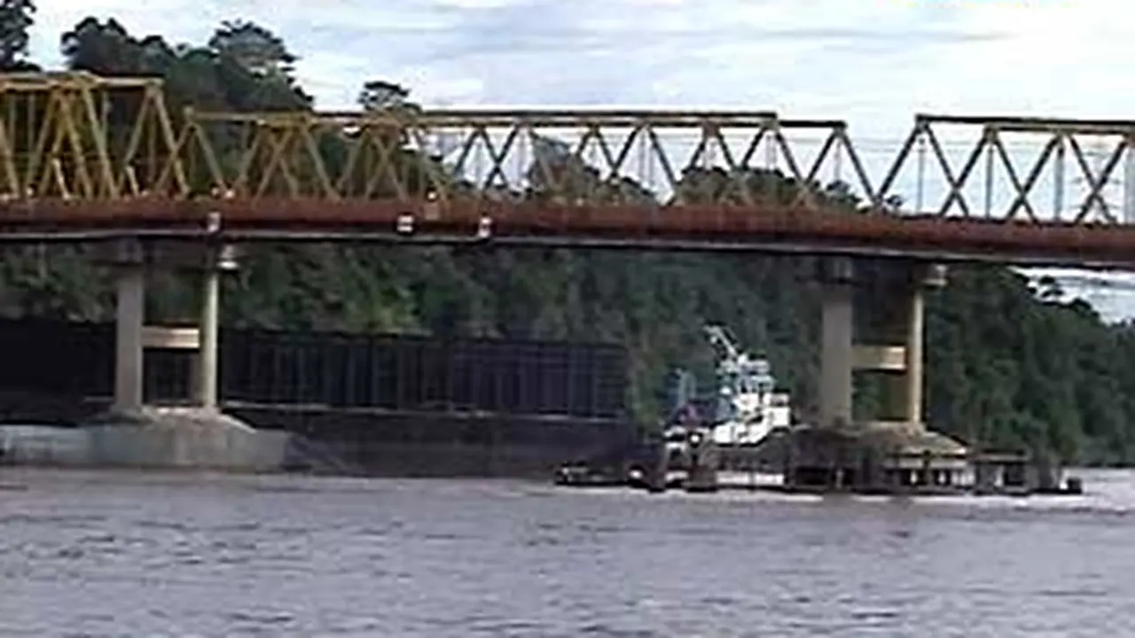 100124atabrakjembatan.jpg
