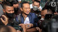 Awak media berusaha meminta keterangan Kepala Kantor Bea Cukai Makassar Andhi Pramono usai menjalani pemeriksaan di Gedung Merah Putih KPK, Jakarta, Selasa (14/3/2023). Berdasarkan LHKPN terakhirnya, Adhi tercatat punya kekayaan Rp13,7 miliar. Kekayaannya terdiri dari berbagai sumber. (Liputan6.com/Faizal Fanani)