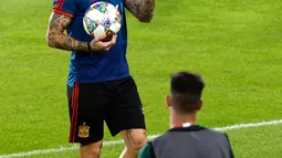 Bek Spanyol, Sergio Ramos mengikuti latihan jelang melawan Inggris di laga lanjutan Liga A Grup 4 UEFA Nations League 2018 di stadion Benito Villamarin, Sevilla (14/10). Kemenangan akan meloloskan Spanyol ke putaran final. (AFP Photo/Cristina Quicler)