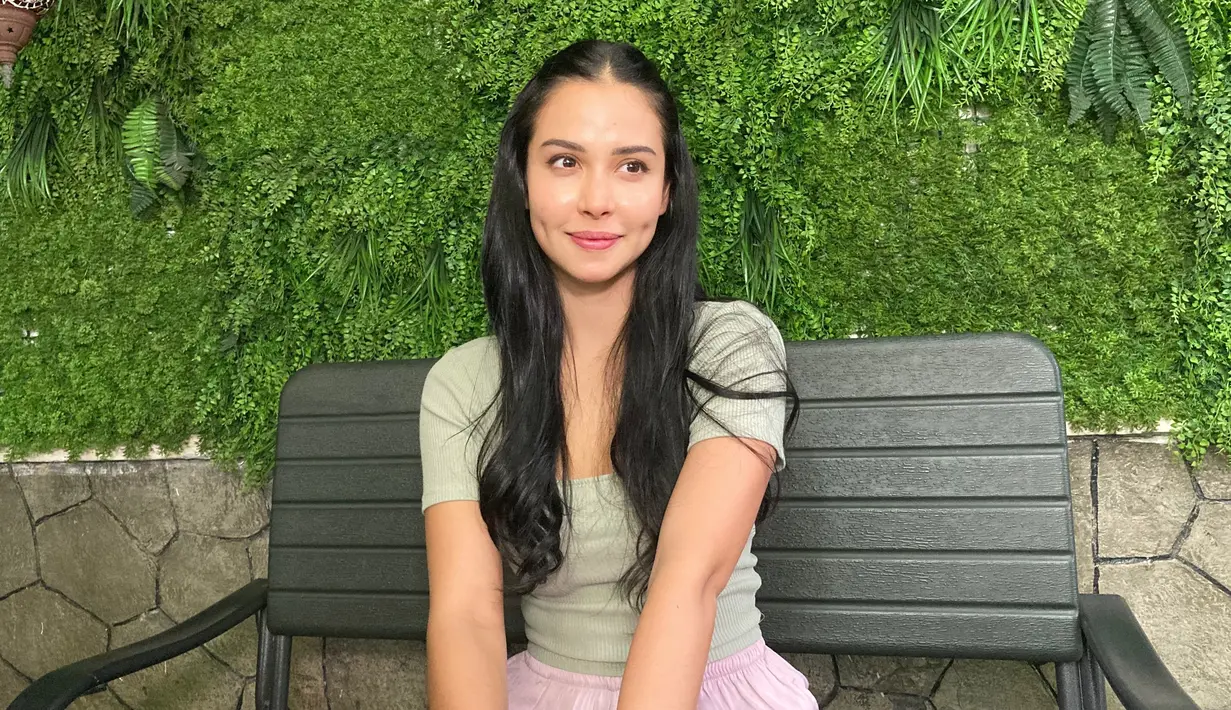 Kebahagiaan semakin terpancar ketika Estelle Linden mengatakan bahwa calon suaminya adalah seorang mualaf. Dengan mata berbinar, pemain film 'Mereka yang Tak Terlihat' ini tampak full senyum hingga kedua pipinya memperlihatkan lesung pipi yang begitu menukik ke dalam. (KapanLagi.com/Nuzulur Rakhmah)