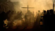 Umat Katolik membakar dupa selama prosesi Jesus de La Merced di Guatemala City (5/8). Acara ini merupakan perayaan 300 tahun pengudusan di Guatemala City. (AFP Photo/Johan Ordonez)