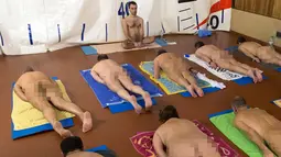 Suasana ketika kaum nudis belajar yoga di Ruang Kebugaran Kolam Renang Roger Le Gall Paris, Prancis, Jumat (12/1). (GEOFFROY VAN DER HASSELT/AFP)