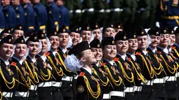 Tentara wanita Rusia baris berbaris selama parade militer Hari Kemenangan di Lapangan Merah di Moskow pada 9 Mei 2015. (AFP Photo / Kirill Kudryavtsev)