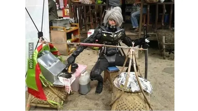 6 Potret Pedagang Cosplay saat Jualan Ini Kocak