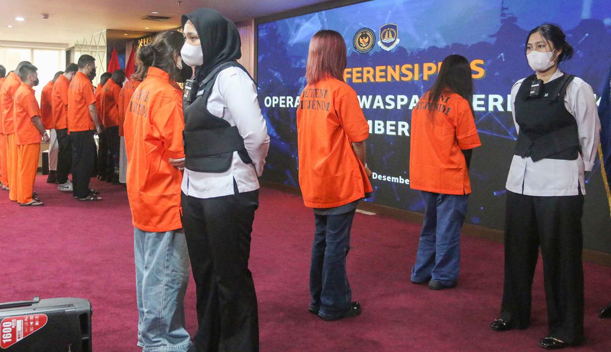 Petugas Imigrasi menyebut bahwa para WNA yang terjaring diduga melakukan berbagai pelanggaran keimigrasian, mulai dari penyalahgunaan izin tinggal hingga kegiatan yang tidak sesuai dengan tujuan pemberian visa. Tampak dalam foto, beberapa Warga Negara Asing (WNA) yang terjaring Operasi Wira Waspada 2025 diperlihatkan saat rilis di Gedung Direktorat Jenderal Imigrasi, Jakarta Selatan, Selasa (16/12/2025). (merdeka.com/Arie Basuki)