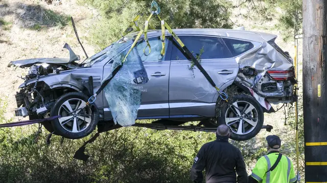 FOTO: Ringsek, Begini Kondisi Mobil Tiger Woods Usai Kecelakaan
