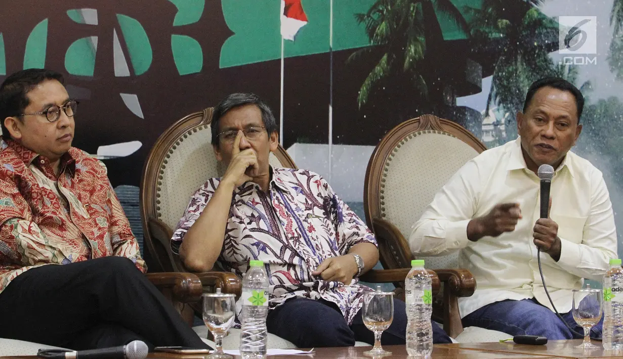 Anggota MPR Fraksi Gerindra, Fadli Zon (kiri) bersama pakar komunikasi politik Hamdi Muluk (tengah) dan Anggota MPR Fraksi PDIP Komarudin Watubun (kanan) saat menjadi narasumber diskusi Empat Pilar MPR di Jakarta, Jumat (5/10). (Liputan6.com/JohanTallo)