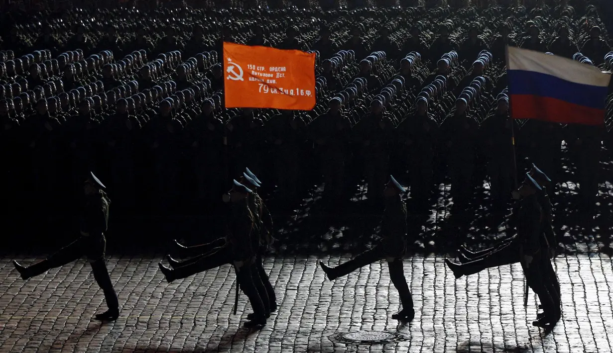 Prajurit Rusia berbaris selama latihan untuk parade kemenangan di Red Square, Moskow, Rusia (4/5/2015). Rusia akan merayakan ulang tahun ke-70 dari kemenangan atas Nazi Jerman di Perang Dunia II pada 9 Mei 1945. (REUTERS/Maxim Shemetov)