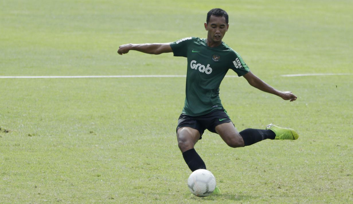 Pemain Timnas Indonesia U-22, Beni Oktaviansyah, bersiap menendang bola saat latihan di Stadion Madya Senayan, Jakarta, Kamis (24/1). Latihan ini merupakan persiapan jelang Piala AFF U-22. (Bola.com/Yoppy Renato)