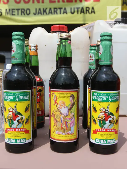 Barang bukti miras diperlihatkan saat rilis di Polres Metro Jakarta Utara, Jumat (6/4). Polres Metro Jakarta Utara berhasil menyita 4.314 botol miras dari berbagai merek dan mengamankan satu orang tersangka. (Liputan6.com/Arya Manggala)