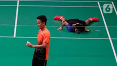 Tunggal putra Indonesia, Anthony Ginting, memegang kok saat melawan Soong Joo Ven pada final beregu SEA Games 2019 di Multinlupa Sport Center, Filipina, Rabu (4/12/2019). Ginting menang 13-21, 21-15, dan 21-18. (Bola.com/M Iqbal Ichsan)
