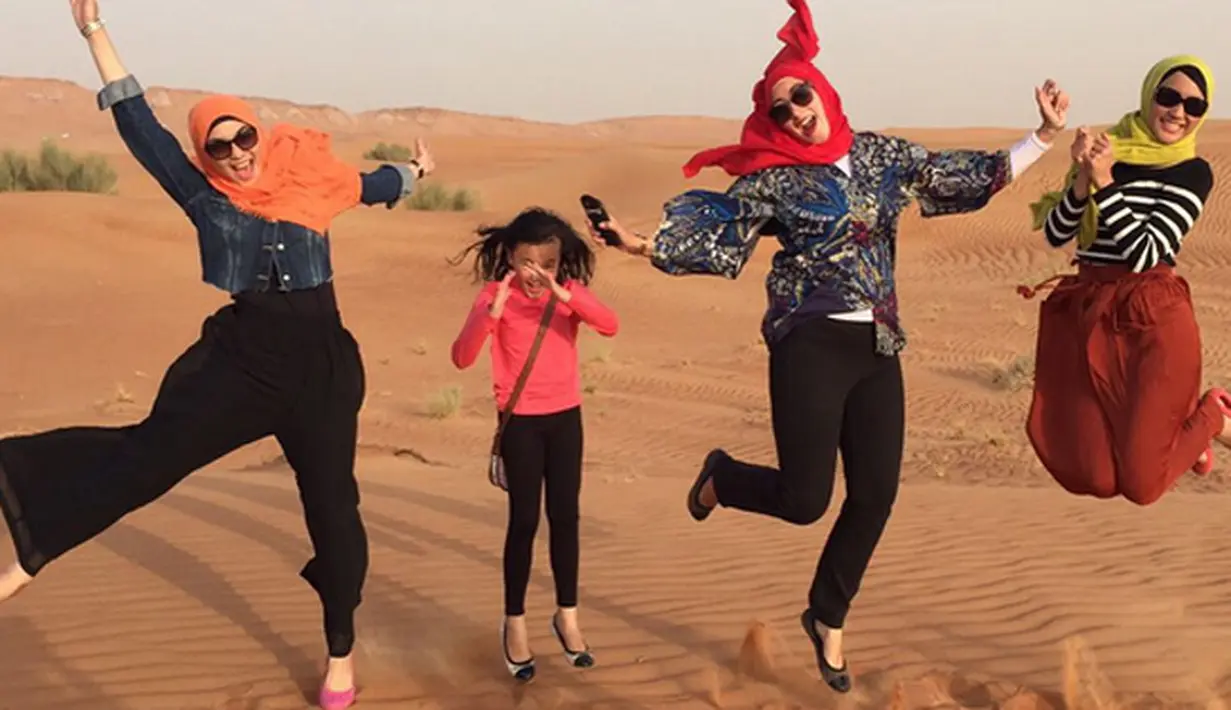 Keseruan Citra Kirana 'terbang' di padang pasir Dubai tidak hanya ia lakukan sendiri. Para kerabatnya pun ikut melompat bersama artis pemeran 'Tukang Bubur Naik Haji' ini. (via instagram/@citraciki)