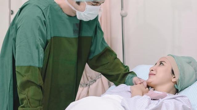 Lahirkan Anak Pertama, Ini 6 Momen Persalinan Chaca Thakya Istri Ricky Perdana