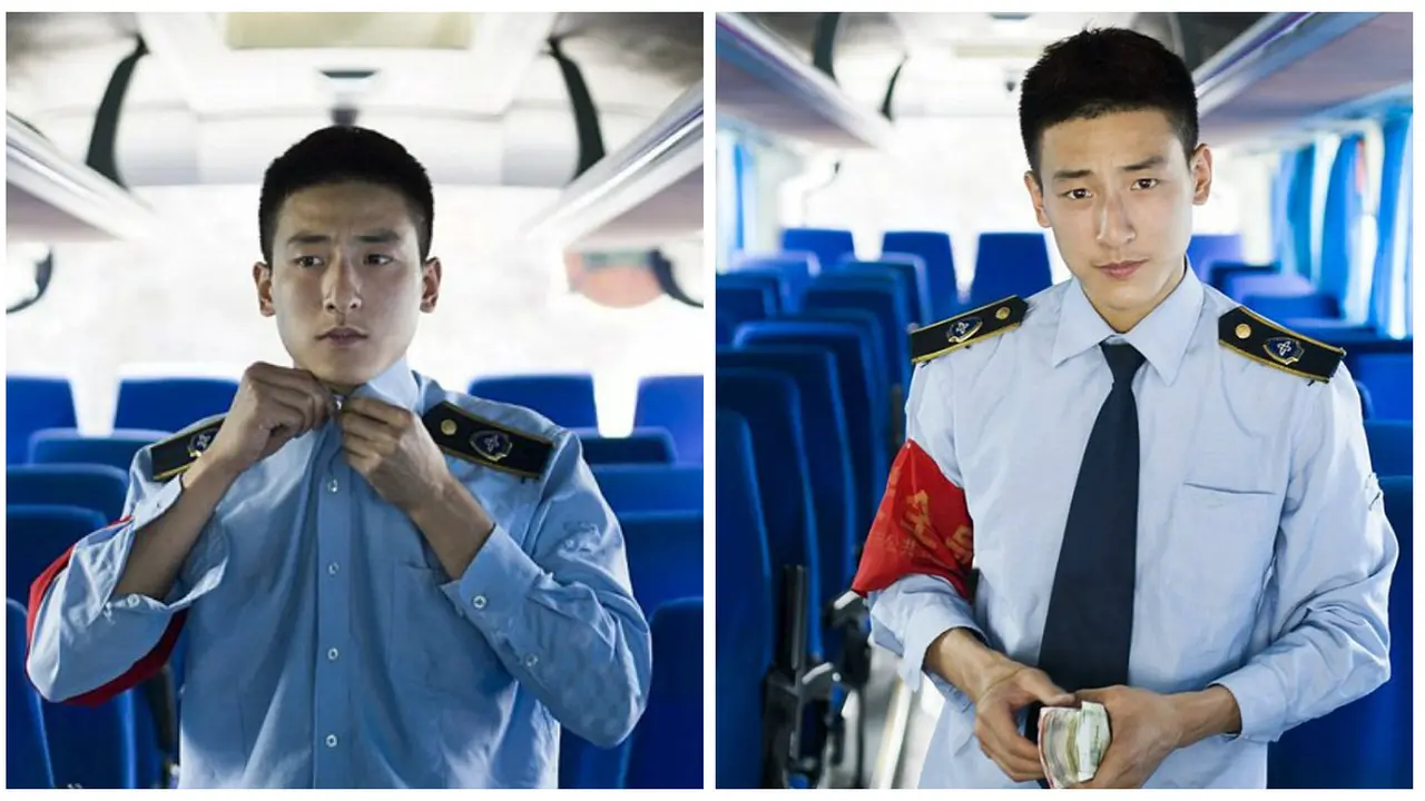 Heboh Kondektur Bus Ganteng Mirip Aktor Amerika