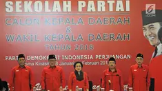 Ketum PDI Perjuangan Megawati Soekarnoputri (tengah) mengikuti pembukaan sekolah partai angkatan ke-6 di Wisma Kinasih, Depok, (28/1). Sebanyak 88 bakal calon Kepala Daerah dan Wakil Kepala Daerah mengikuti sekolah tersebut. (Liputan6.com/Herman Zakharia)