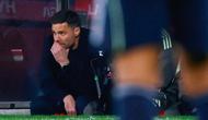 Pelatih Real Madrid, Xabi Alonso, tampak kecewa setelah anak asuhnya bermain imbang 1-1 ketika menghadapi tuan rumah Girona pada laga lanjutan La Liga 2025/2026 di Montilivi, Senin (1/12/2025) dini hari WIB. (AP Photo/Joan Monfort)