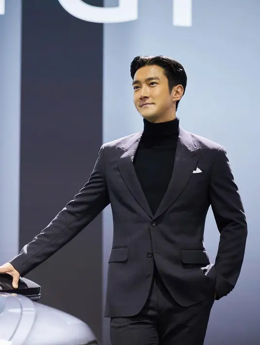Tampil dalam balutan busana serba hitam, Siwon Super Junior terlihat memadukan setelan jas dengan turtle neck hitam. Dirinya juga terlihat menawan dengan tatanan rambut rapinya. (Liputan6.com/IG/@siwonchoi)