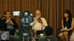 Prof Ronny Rasman Nitibaskara (kiri) menjelaskan bahwa Fisiognomi dan gesture bukan ilmu meramalkan dan bukan ilmu perdukunan, Jakarta, Selasa (20/9). (Liputan6.com/Johan Tallo) 