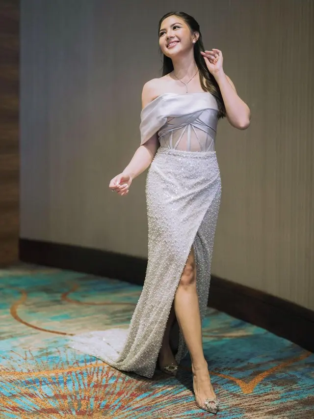 Pesona Princess Jessica Mila dalam Gaun Menerawang Merek Lokal Setelah Dilamar Yakup Hasibuan
