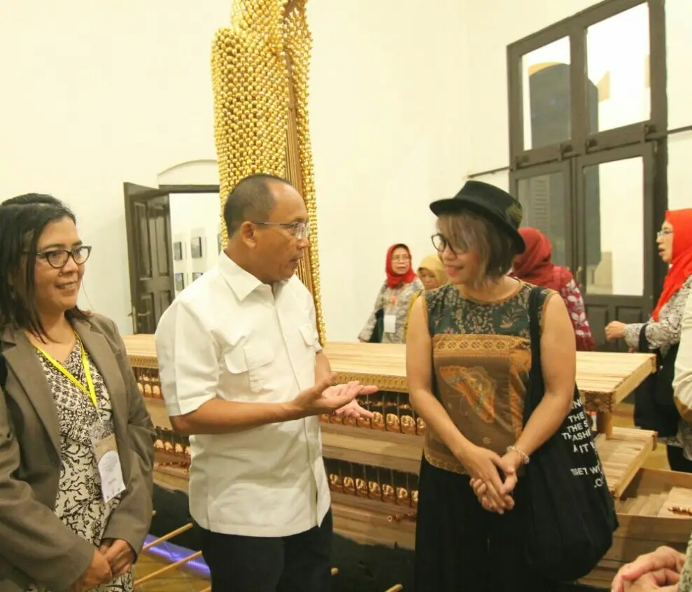 Dari kiri : Ariyani Djalal (relawan rempah), Agus Purwoto (sekretaris Menko Maritim), dan Titarubi berbincang di depan karya Tita. (foto: Liputan6.com/edhie prayitno ige)