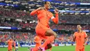 Virgil van Dijk memecahkan kebuntuan dan membawa Belanda unggul 1-0 setelah tandukannya yang memaksimalkan umpan Ryan Gravenberch berhasil masuk gawang Jepang. (AP Photo/Julio Cortez)