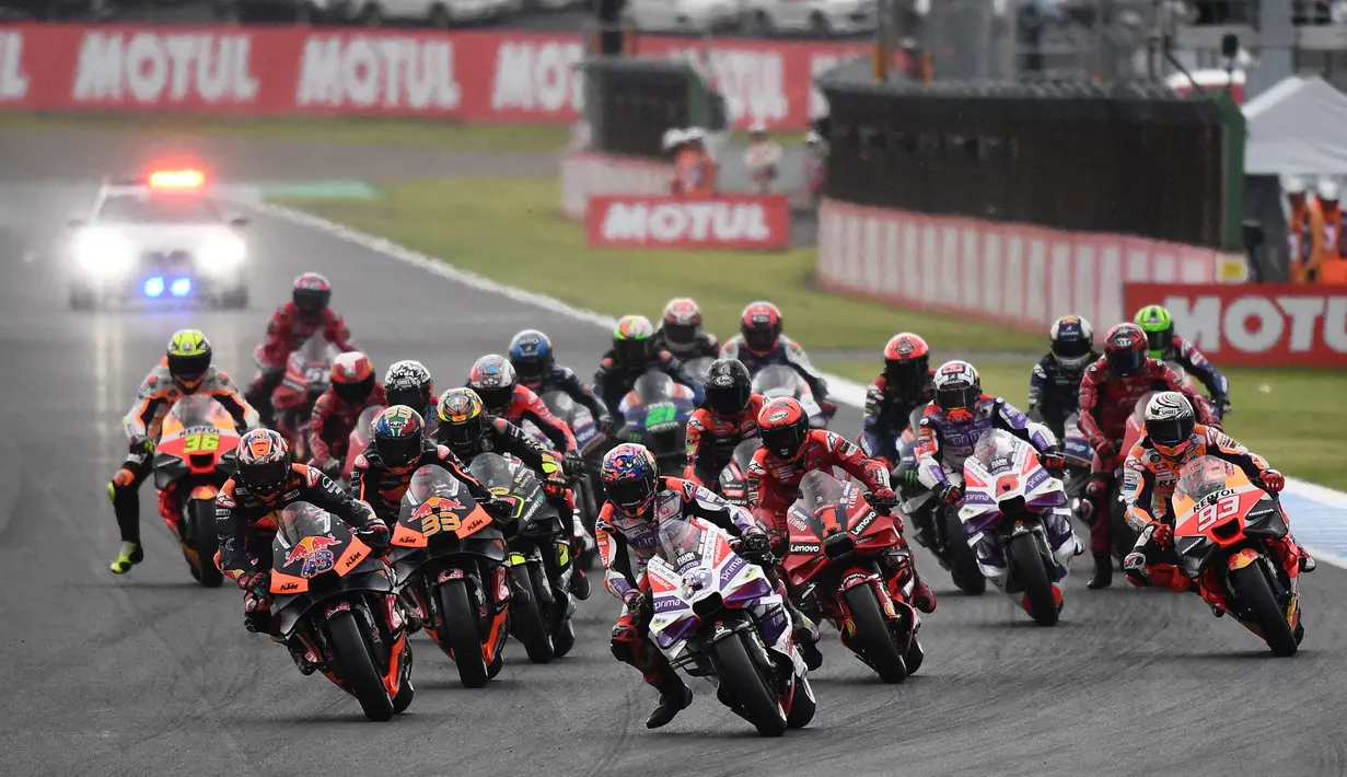 Pembalap dari tim Pramac Ducati, Jorge Martin (tengah) memimpin saat memulai start MotoGP Jepang 2023 di Sirkuit Motegi, Minggu (1/10/2023) siang WIB. (AFP/Toshifumi Kitamura)