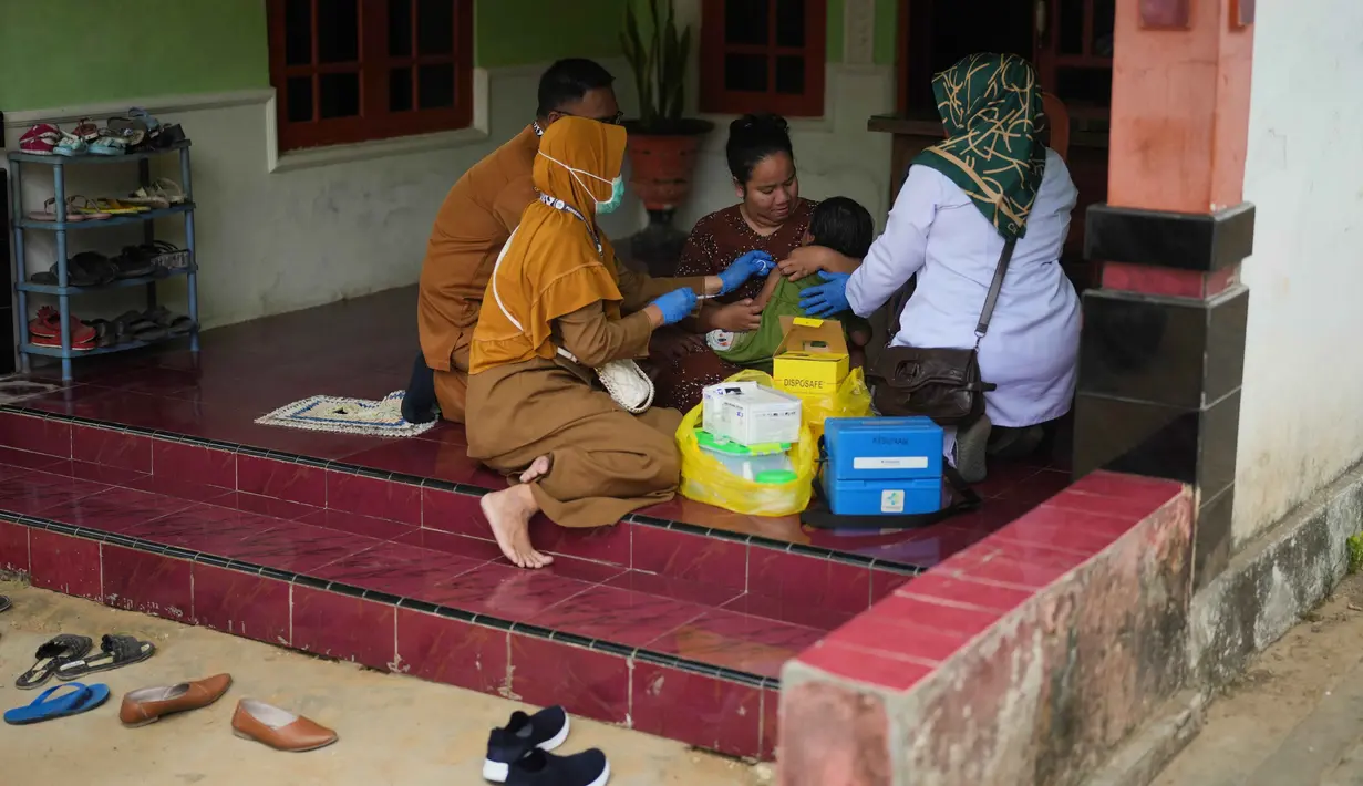 Sementara, data Kementerian Kesehatan Republik Indonesia mencatat ada 20 anak di Sumenep meninggal dunia akibat campak. (AP Photo/Dita Alangkara)