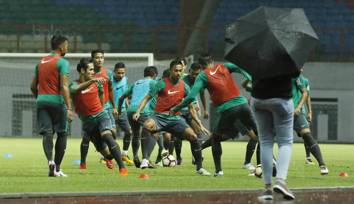 Pemain Timnas U-23 menggelar sesi latihan tertutup di Stadion Wibawa Mukti, Cikarang, Selasa (14/11/2017). Timnas Indonesia U-23 akan menjalani laga uji coba kontra Suriah U-23 pada Kamis (16/11/2017). (Bola.com/ M Iqbal Ichsan)