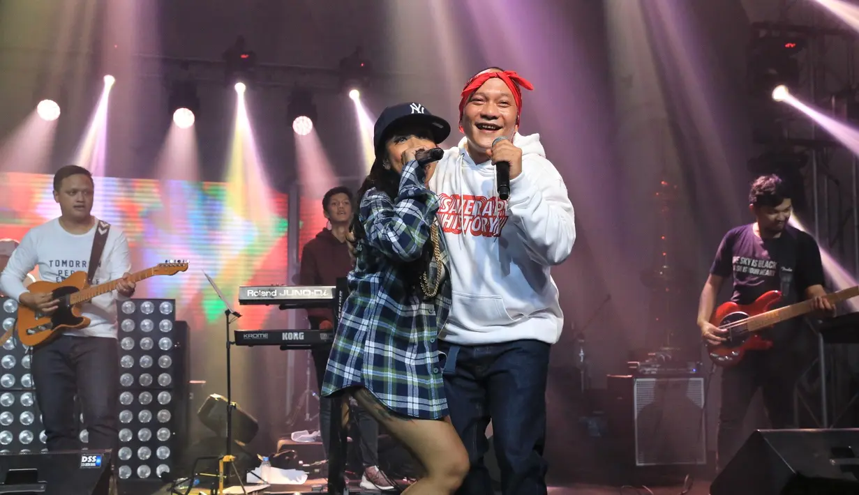 Teriakan histeris dari penonton pecah ketika penyanyi hip hop yang konsisten hingga 25 tahun membuka jubah putihnya. (Adrian Putra/Bintang.com)