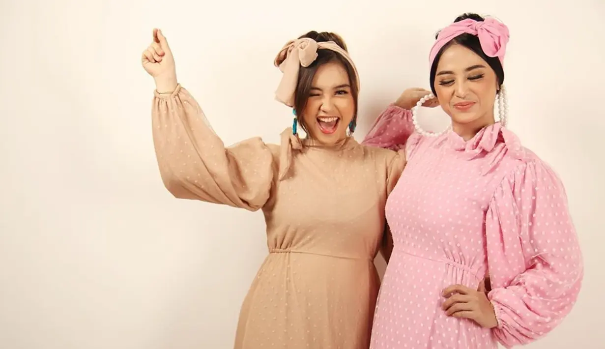 Dewi Perssik kerap mengunggah foto bersama sang keponakan di akun Instagram pribadinya. Kedekatan dan keakraban juga terlihat pada foto Dewi Perssik ini. (Liputan6.com/IG/@dewiperssikreal)