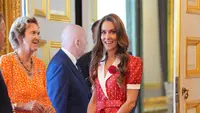 Pesan Menyentuh Kate Middleton di Gaun Polkadot Merah Putih Saat Dampingi Raja Charles