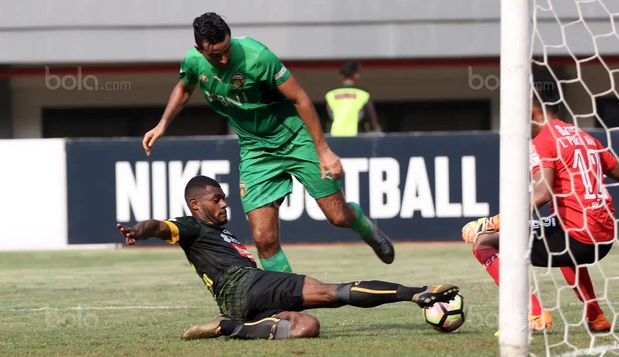 Aksi pemain Sriwijaya FC, Marckho Sandy (kiri) membuang bola dari kejaran pemain Bhayangkara FC, Otavio Dutra pada lanjutan Liga 1 2017 di Stadion Patriot Bekasi, Minggu (20/8/2017). Bhayangkara FC menang 2-1. (Bola.com/Nicklas Hanoatubun)