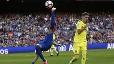 Tendangan salto Neymar ke arah gawang Villarreal pada lanjutan La Liga pekan ke-36 di Camp Nou stadium,  Barcelona (6/5/2017). Barcelona menang 4-1. (AP/Manu Fernandez)
