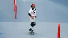 Skateboarder Indonesia Aliqqa Novvery pada sesi latihan jelang Asian Games 2018 di arena roller sport Jakabaring Sport City, Palembang, Senin (27/8). Aliqqa (9) merupakan atlet termuda pada ajang olah raga Asian Games. (ANTARA FOTO/INASGOC/M N Kanwa)