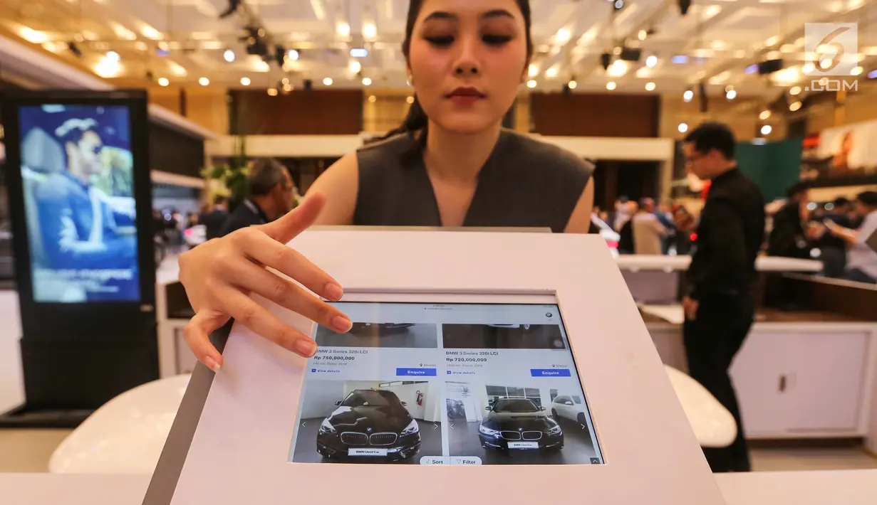 Model menunjukkan layanan BMW Premium Selection (BPS) Corner Pad pada pameran GIIAS 2019, di ICE BSD, Tangerang, Jumat (19/7/2019). BPS menampilkan fitur layanan digital listing mulai dari jual beli mobil hingga penawaran pembiayaan. (Liputan6.com/Fery Pradolo)