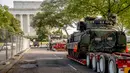 Dua kendaraan pengangkut lapis baja Bradley terparkir dekat Lincoln Memorial di Washington, Rabu (3/7/2019). Presiden Donald Trump berencana memamerkan Tank-tank tempur sebagai bagian dari perayaan Hari Kemerdekaan AS yang dikenal sebagai Fourth of July. (AP/ Andrew Harnik)